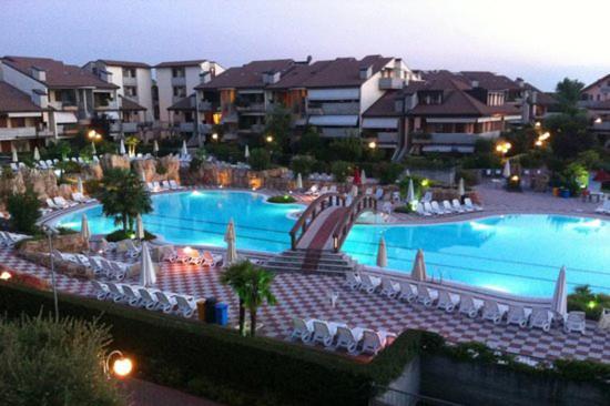 Apartment With Garden And Grill - Green Residence Sirmione Desenzano del Garda Buitenkant foto