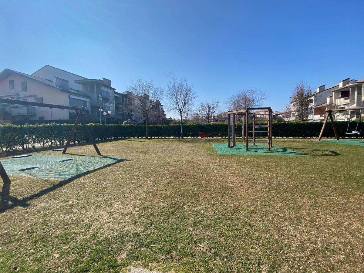 Apartment With Garden And Grill - Green Residence Sirmione Desenzano del Garda Buitenkant foto
