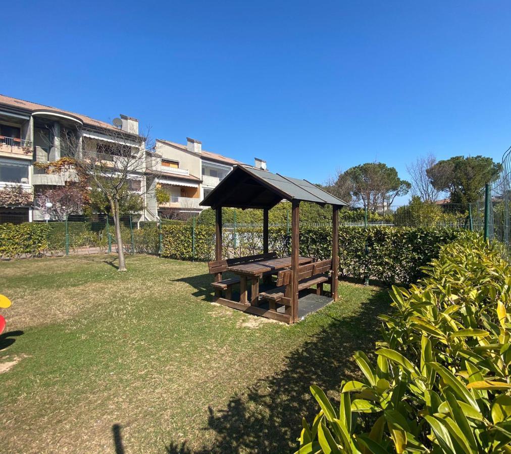 Apartment With Garden And Grill - Green Residence Sirmione Desenzano del Garda Buitenkant foto