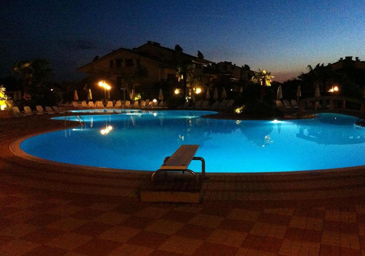 Apartment With Garden And Grill - Green Residence Sirmione Desenzano del Garda Buitenkant foto