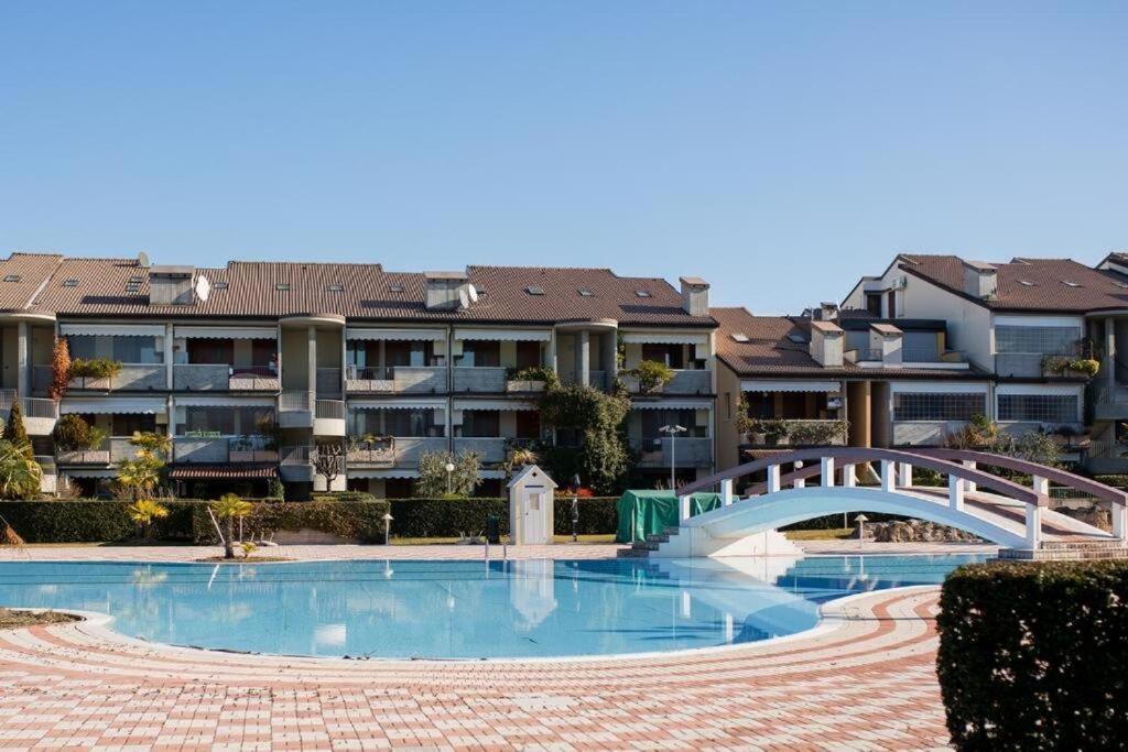 Apartment With Garden And Grill - Green Residence Sirmione Desenzano del Garda Buitenkant foto